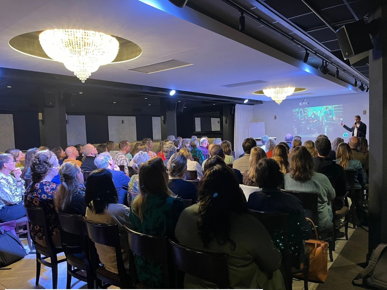 Keynote bij mboRijnland met deelnemers in de zaal en de spreker vooraan